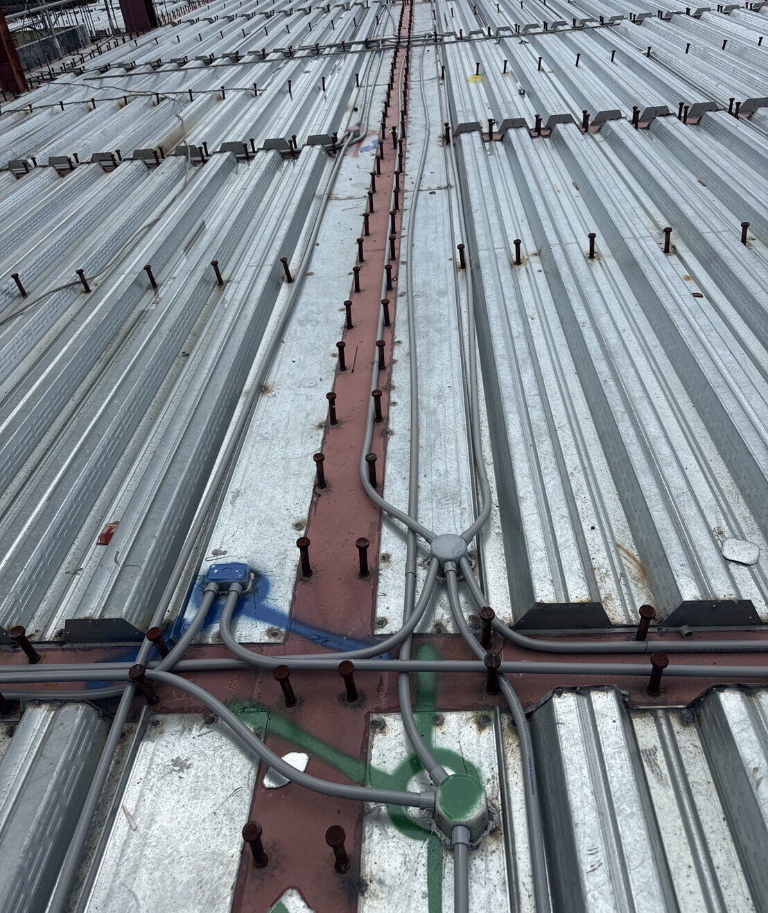 南投竹山廠房新建工程-樓板鋼承板與機電配管